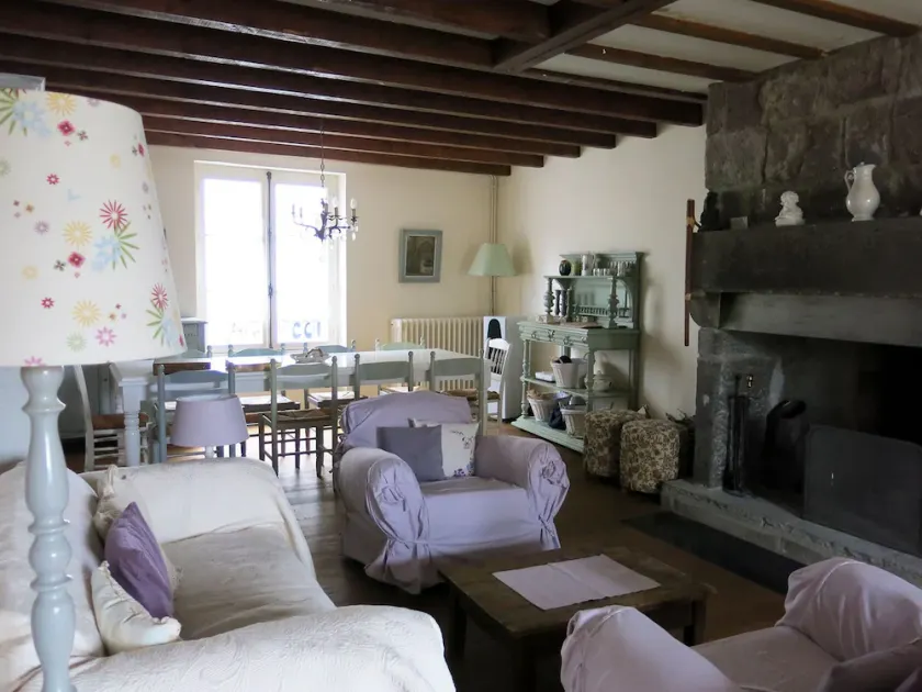 Grande casa di charme nel cuore di una città medievale di Auvergne - Image 1