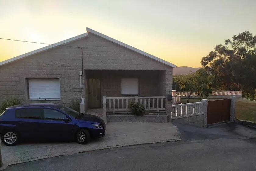 surf house thrown - Image 1