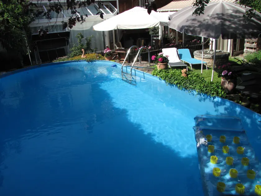 Ferienwohnung für bis 6 Persnen mit sonnigem Hof, Garten und Pool - Image 1