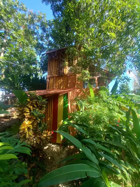 4 story wood bamboo house overlooking  sae an beach below - Image 1