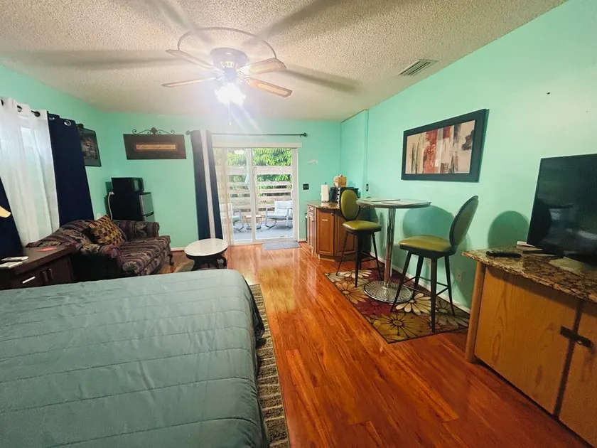 Private room centrally located in Melbourne - Image 1
