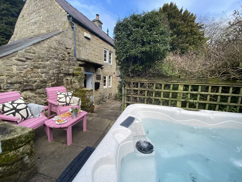 Luxury Cottage w/hot tub in the Peak District - Image 1