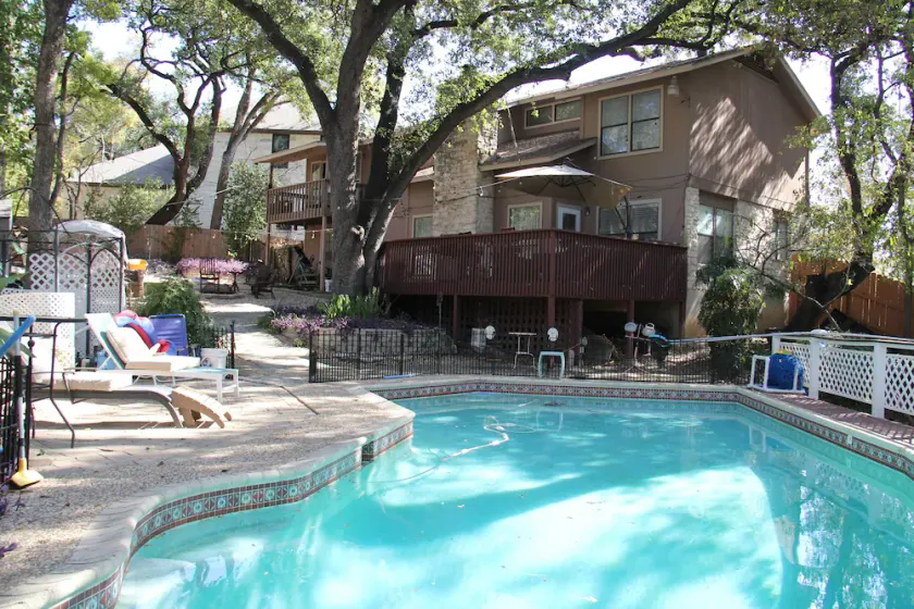 Private Austin Oasis, sleeps 10+, 4 Rooms, Game, Campfire, Playscape, Pool, Tent - Image 1