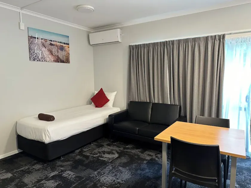 Lorne Apartments - Image 1