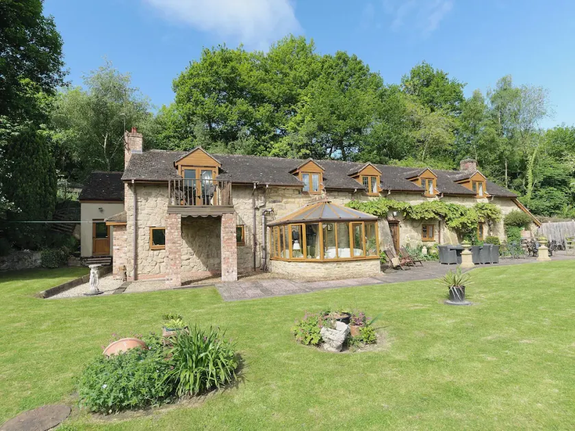 6 bedroom accommodation in Highley, near Bridgenorth - Image 1