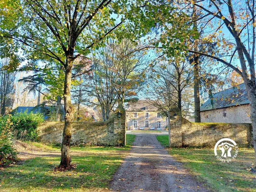 Grande Maison de Campagne avec Cheminée, Parc et Activités Familiales - Image 1
