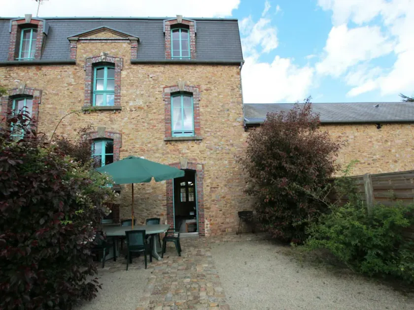 Comfortable cottage with WiFi and pets allowed - Image 1