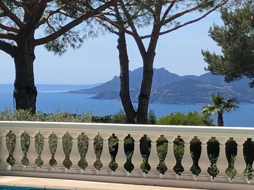 Luxurious, gated villa with panoramic views of the Bay of Cannes, swimming pool, garden, 8 minutes from the beach - Image 1