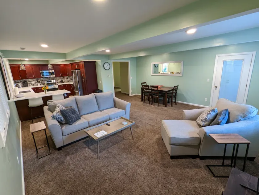 Entire guest house: walk to CMU, close to casino! - Image 1