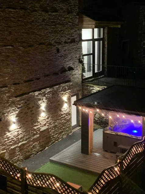 Newly converted barn with hot tub,stylish interior and outdoor space - Image 1