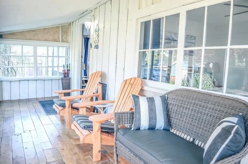 Kye Bay Pet Friendly Steps to Beach - Encl. Porch - Image 1