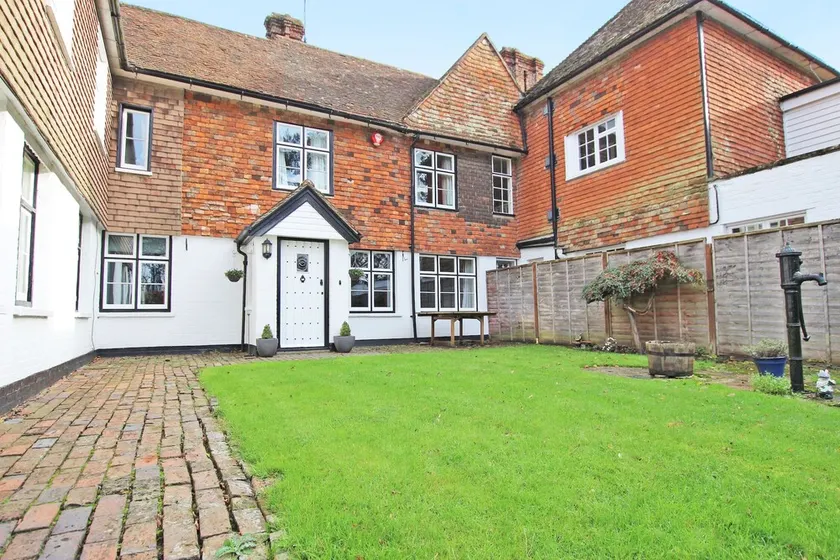 'The Mews' converted Manor mews situated in a central location with a rural feel - Image 1