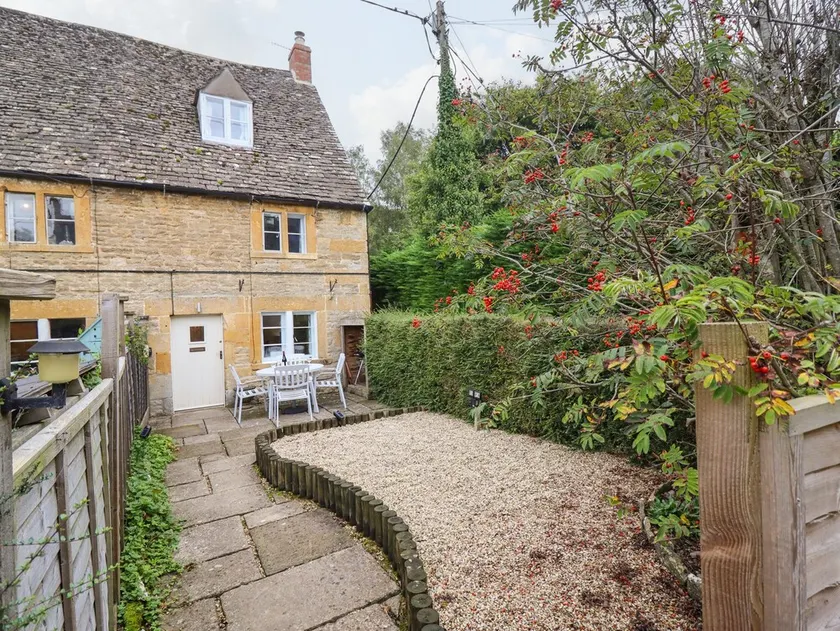 GLEED COTTAGE, pet friendly, character holiday cottage in Cheltenham - Image 1