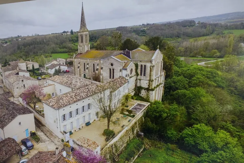 2 bedroom 2 bathroom apartment in an ancient convent built about 1400. - Image 1