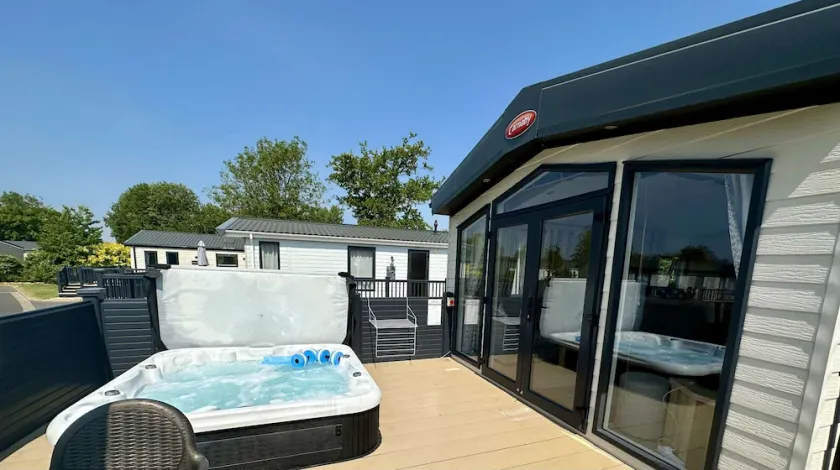 Norfolk Lodge with private hot tub - Image 1