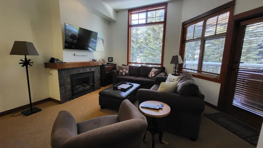 Upper level entry - 2 bedroom condo with easy access to ski trails and private hot tub - Image 1