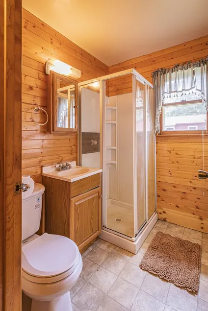 Steamboat Bay Resort Cabin 2 - Rustic cabin close to the beach - Image 1