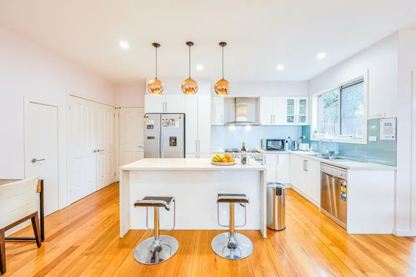 Doncaster Bright Modern Retreat Townhouse U1 - Image 1