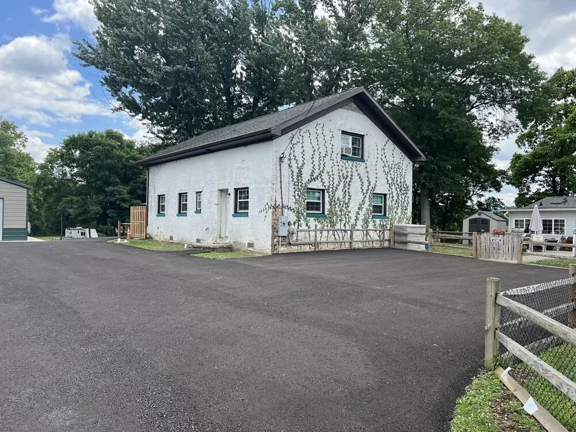Easy access, roomy, close to so much but in a private country setting. - Image 1