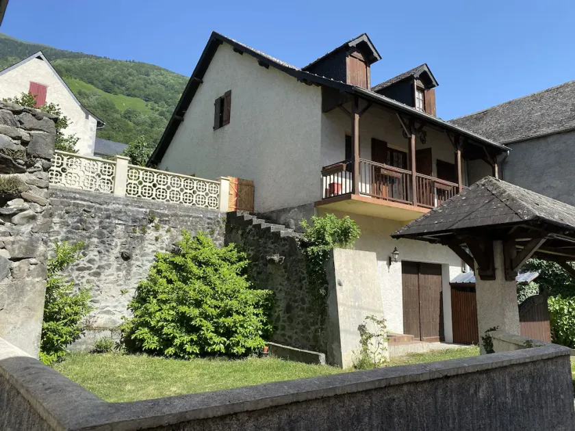 Mountain house in the heart of the village in the upper Aspe Valley - Image 1