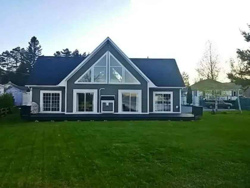Spacious Chalet on Breathtaking Humber River - Image 1