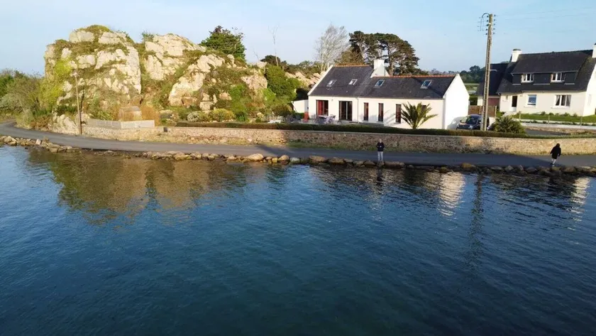 Afslappende, rolig, betagende havudsigt 2 m fra vandet, Lille typisk Breton Havn - Image 1