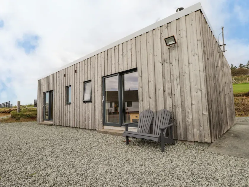 THE CABIN, romantic, character holiday cottage in Dunvegan - Image 1