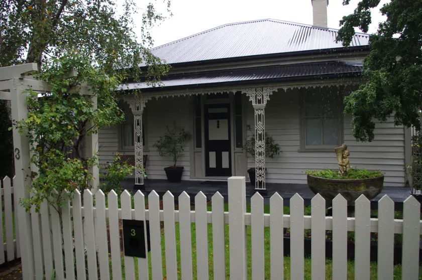 Luxury Heritage Cottage In The Heart Of Town - Image 1