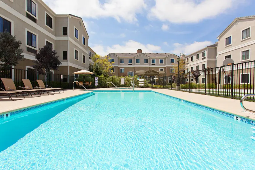 Suite King. Petit déjeuner gratuit. Piscine extérieure et bain à remous. - Image 1