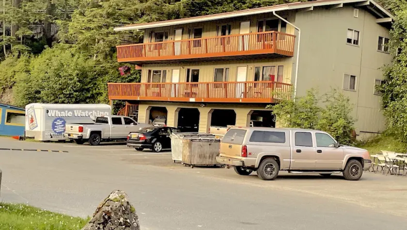 Captain's Quarters - Waterfront at Auke Bay Offering 10% Off on Tours! - Image 1