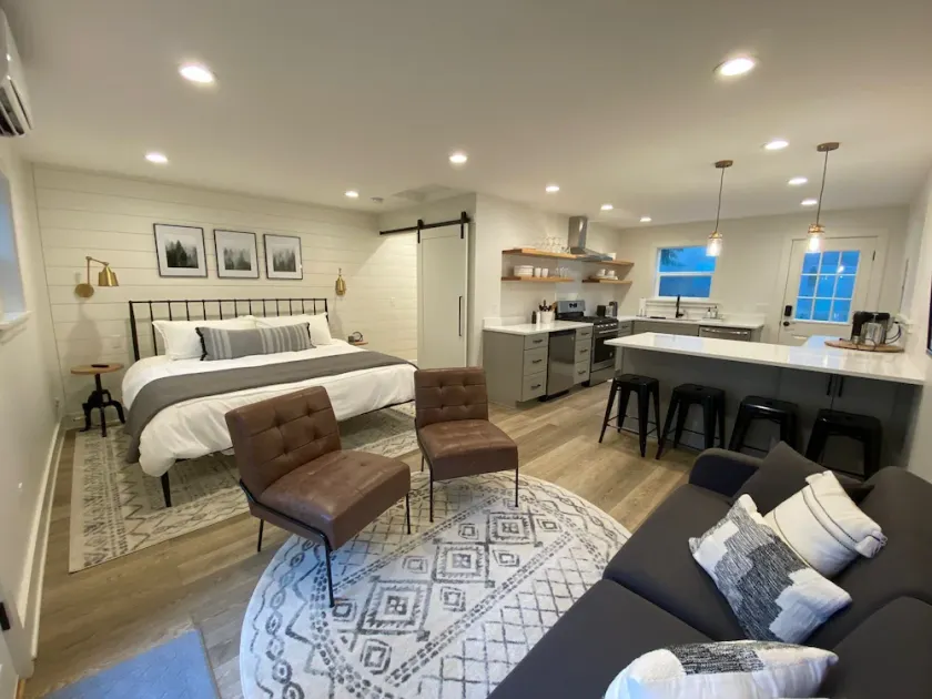 Remodeled Studio Cottage! Walk to Lake and Hiking Trails - Image 1
