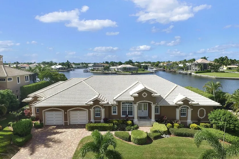 ~~ GRANDE MAISON AVEC FANTASTIQUE WATERVIEW & SUNSETS ~~ - Image 1