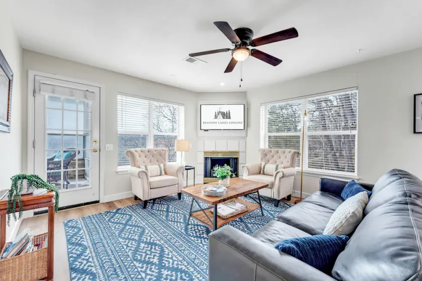 Lake Views, Stylish, Clean and Large, Walk to Indoor and Outdoor Pool! - Image 1