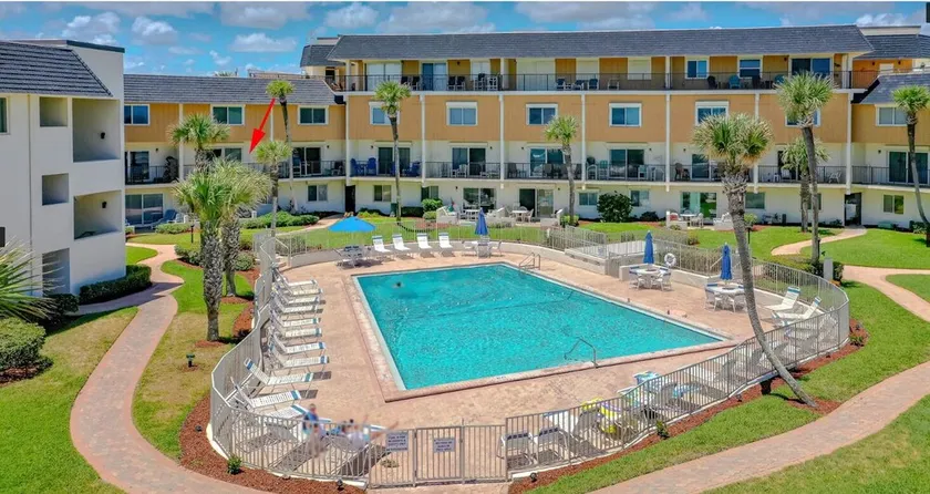 Ground floor Ormond Beach 2/2 condo with oceanview patio and beachfront pool - Image 1