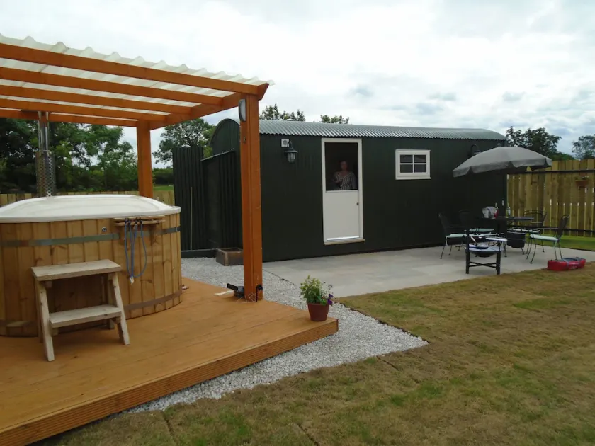 hyrder hytte ferrensby nord yorkshire med boblebad & sauna tønde - Image 1