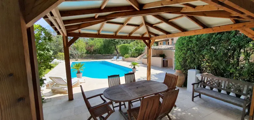Quiet Provencal villa with character, 4000m2 fenced garden - Image 1