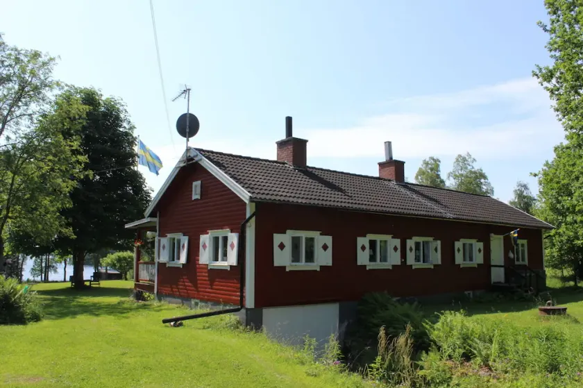 Wonderful holiday home on a lake property in Småland - Image 1