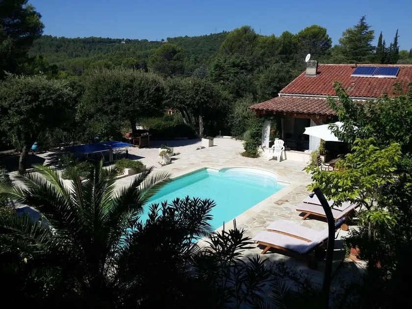 Villa tranquilla con piscina, giardino maturo, vicino al centro del paese - Image 1
