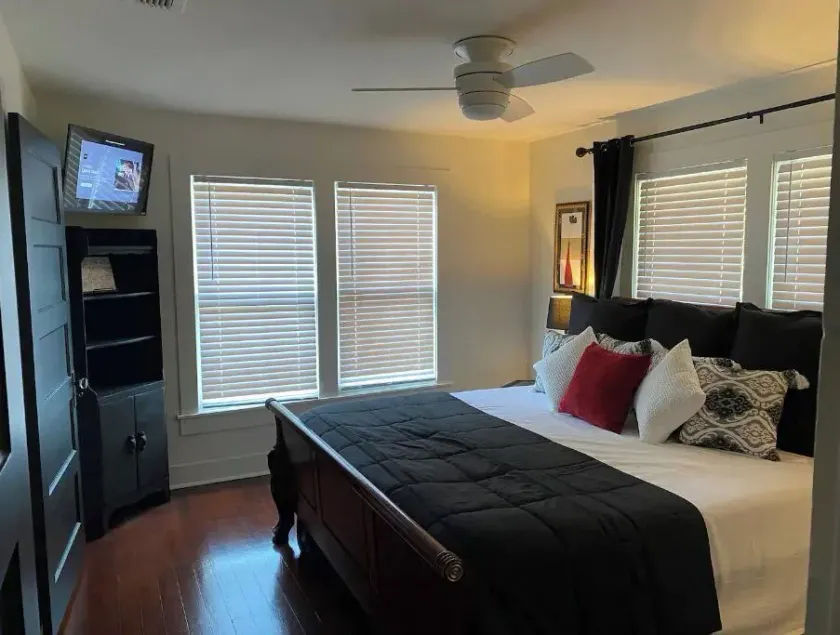 Tyler's Texas Rose, a beautiful 2BR/1BA house with back yard - Image 1