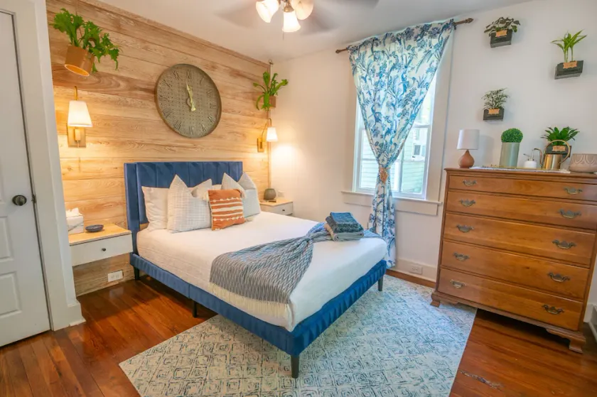 Pelican Hideaway - Charming Home & Entire Backyard - Image 1