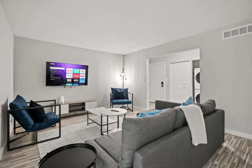 Peaceful & Trendy Unit Near Attractions - Image 1