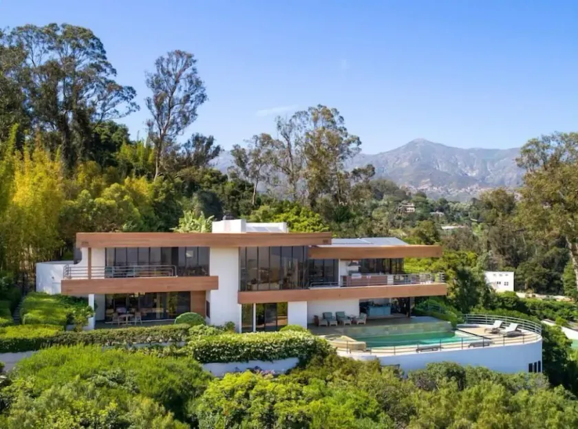 Luxurious Contemporary Home with Spectacular Views - Image 1