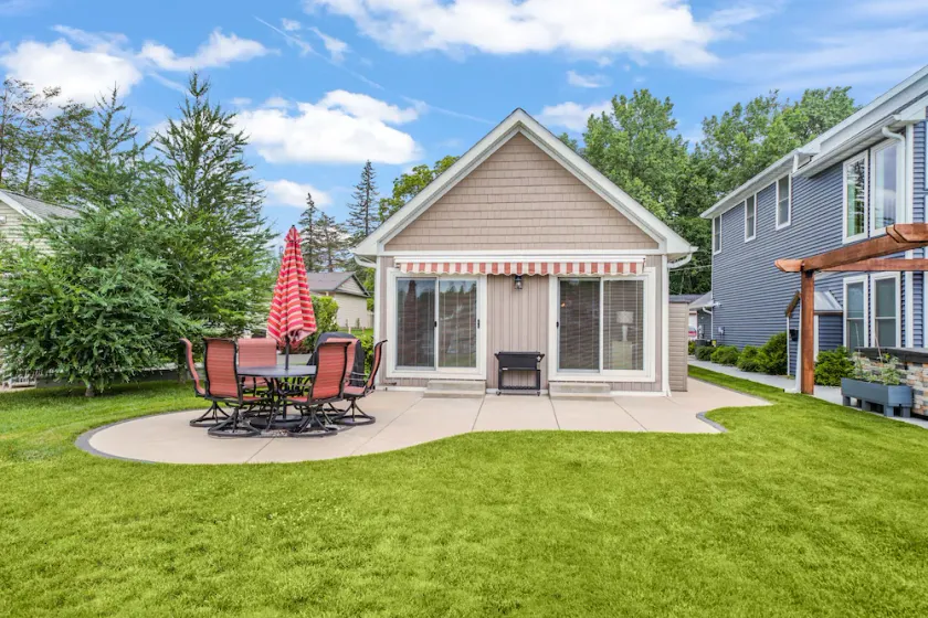 Waterfront home, pontoon for rent, sandy beach on Olcott Lake in chain of lakes - Image 1