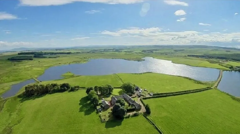 Charming cottage with loch and hill views nr Edinburgh - Image 1