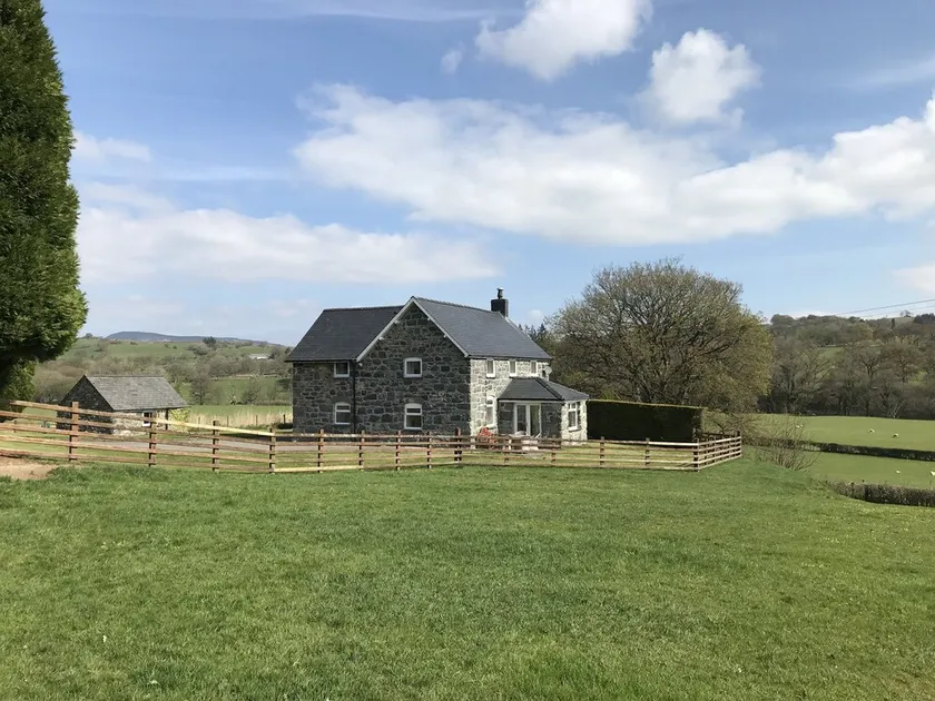 Farmhouse With Magnificent Countryside Views, Peaceful and Spacious - Image 1