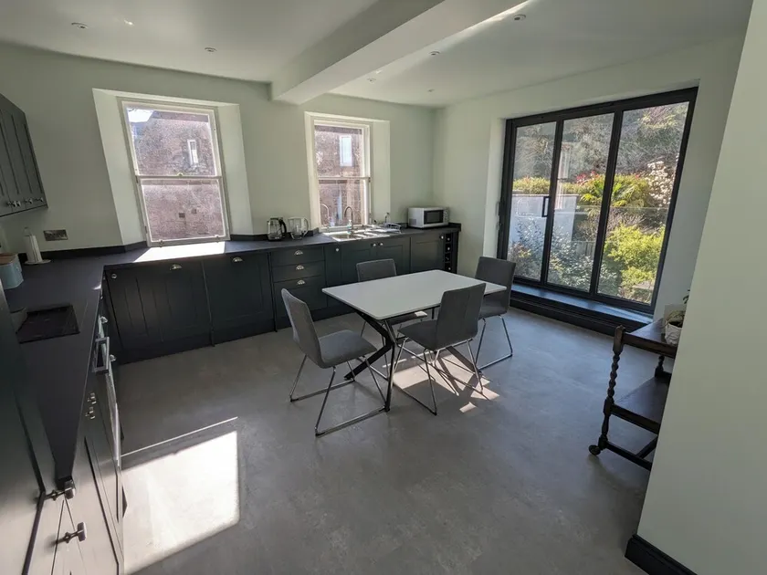 Central holiday home with pretty, sunny garden, moments from the station, golf course and beach. - Image 1