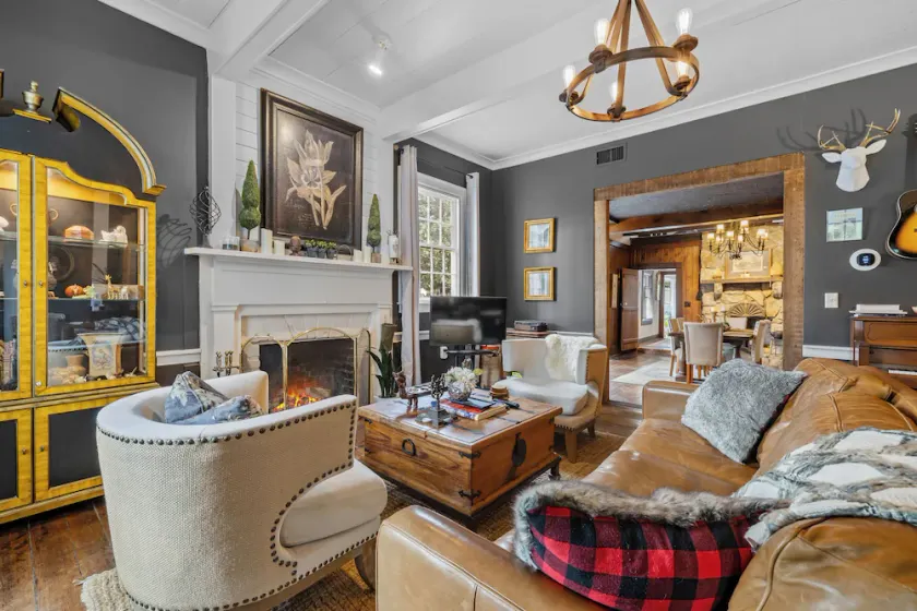 Hows Manor - Luxury Historic Farmhouse Circa 1840 - Image 1