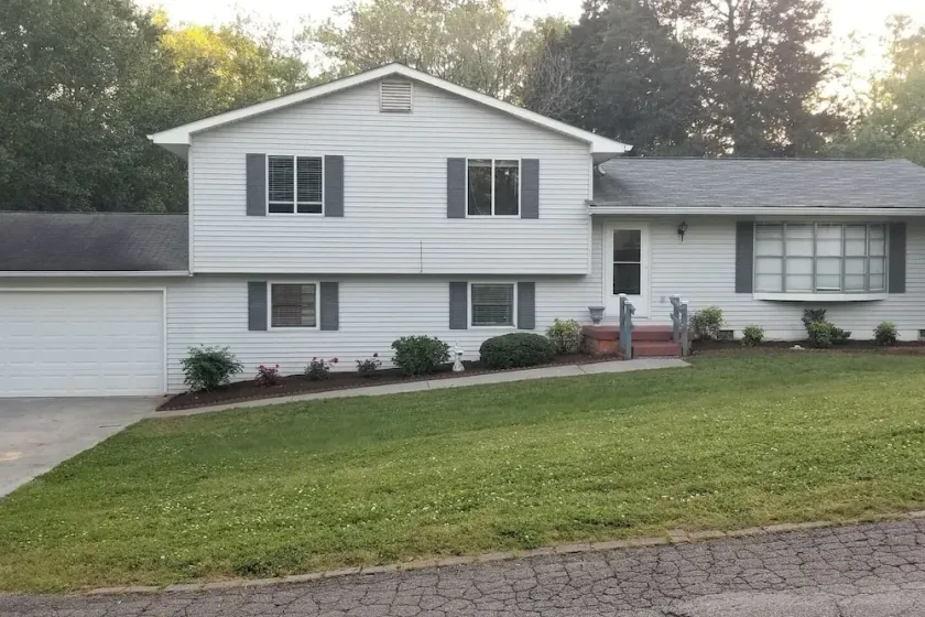 West Knoxville near I-40/Easy access to all Knoxville/Pet friendly/15 min to UT - Image 1