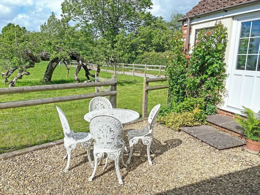 A luxuriously appointed two bedroom ground floor barn. - Image 1