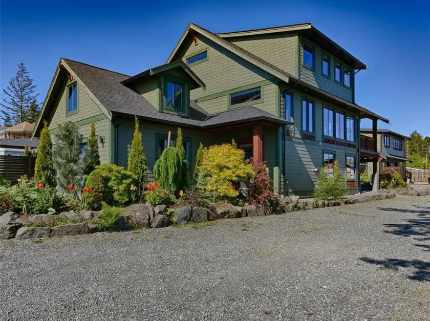 Large west coast home near the seaside - Image 1